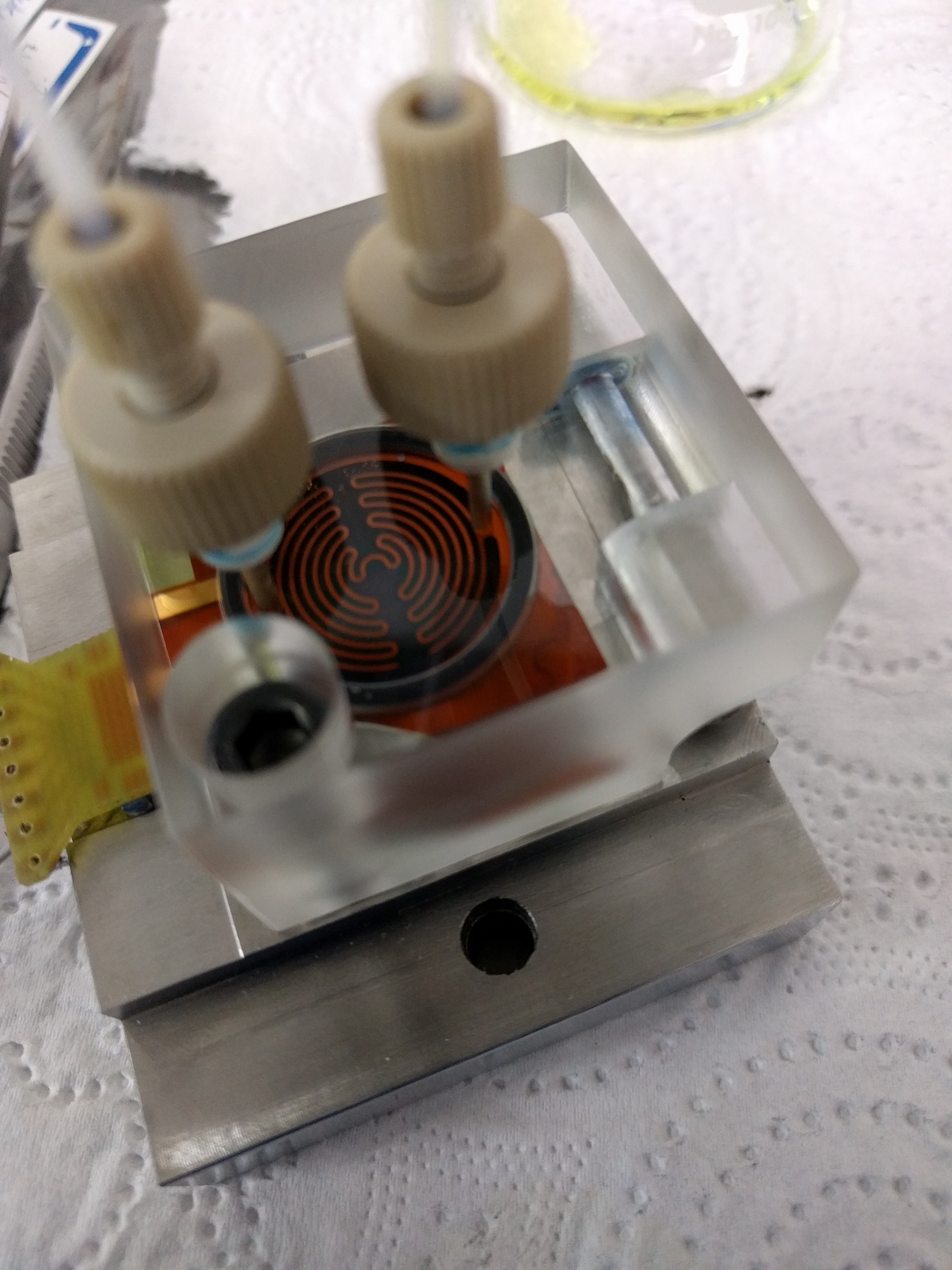 Este es un electrodo de impedancia en una celdad con una cavidad de microfluídica para mejorar su sensibilidad. Ambos diseñados por mí.