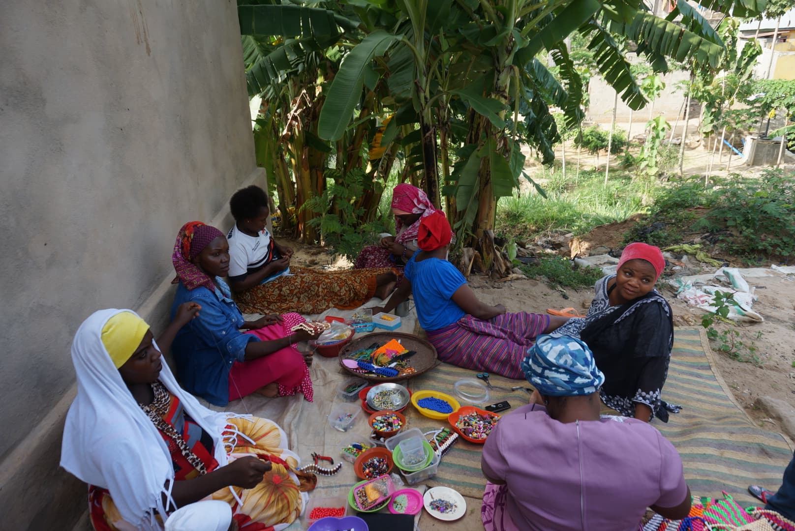 The entrepreneurship class with women and children from the neighborhood