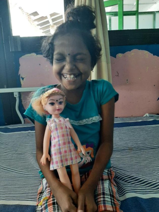 Kishanu with her new doll gifted by a medical student, in Teaching Hospital Ragama